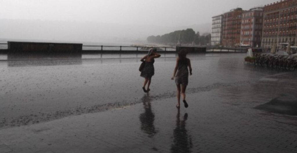 Bomba d'acqua su Napoli, la pioggia improvvisa si abbatte sulla città