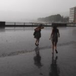 Bomba d'acqua su Napoli, la pioggia improvvisa si abbatte sulla città