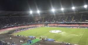 Napoli, rischio sanzioni dall'Uefa: provvedimento disciplinare per i fumogeni lanciati contro i tifosi del Liverpool