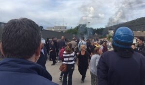 Scontri e guerriglia a Pozzuoli per lo sgombero dei container