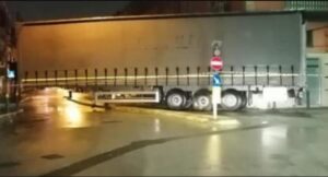 Arrivano con due tir, bloccano il traffico e sfondano l'ingresso della banca: rapina da film ad Acerra