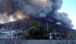 Parossismo a Stromboli, erutta il vulcano: lava che cola e fumo alto nel cielo