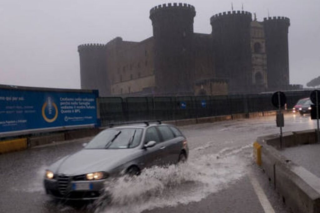 Meteo Napoli, prorogata allerta Gialla per venti forti e mare agitato