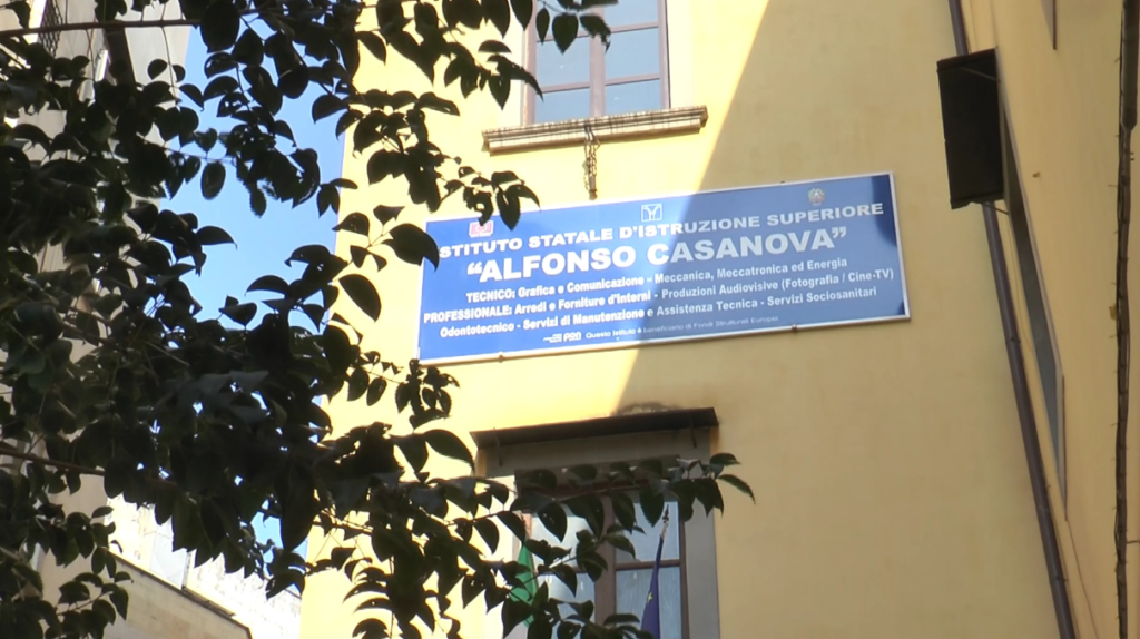 Didattica ai tempi del Coronavirus, l'Istituto Casanova di Napoli si muove autonomamente: "Mantenere legame con alunni"