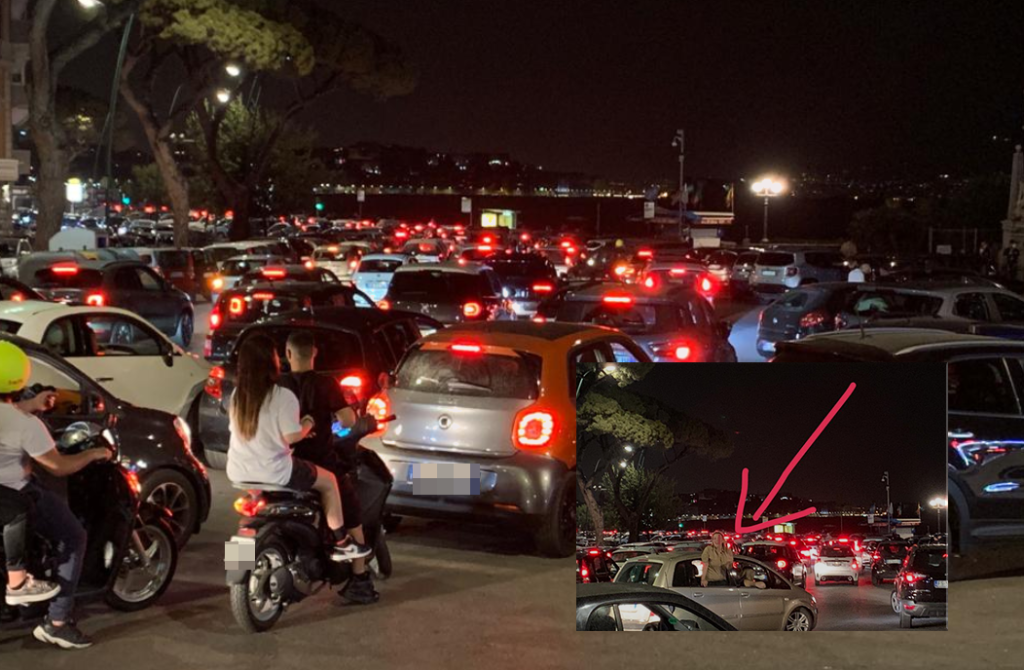 Prima aggredisce la madre e poi accoltella il fratello. 34enne arrestato dai carabinieri Nella tarda serata di ieri i militari della Tenenza di Ercolano hanno arrestato per tentato omicidio e maltrattamenti un 34enne del posto già noto alle ffoo Pochi minuti prima dell'arrivo dei militari il soggetto aveva avuto una discussione e poi una colluttazione con la madre invalida: l’aveva picchiata e costretta a fuggire dall’abitazione. Intervenuto per difendere la madre, il fratello dell’arrestato è stato anch’egli aggredito e poi colpito con diverse coltellate all’addome. Vivo solo grazie all’intervento della figlia minorenne – che si è opposta allo zio nonostante fosse armato di un grosso coltello da cucina – l’uomo è stato portato al pronto soccorso dell’Ospedale di Torre del Greco e ritenuto guaribile in 30 giorni. L’aggressore, bloccato e arrestato, è stato ricoverato all’ospedale Cardarelli per gli esami tossicologici e sarà tradotto al carcere di Poggioreale. Sequestrata la lama utilizzata, lunga circa 19cm.