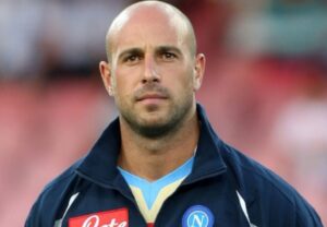 Pepe Reina non sa se accettare l'offerta del Paris Saint Germain, scompiglio nel Napoli