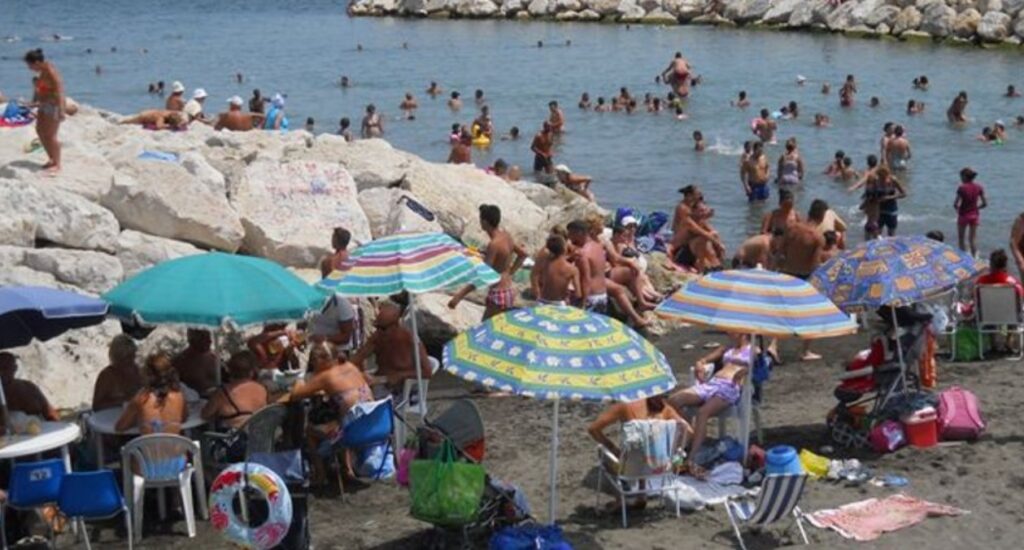 L'Arpac boccia Mappatella Beach: "Mare pieno di feci"