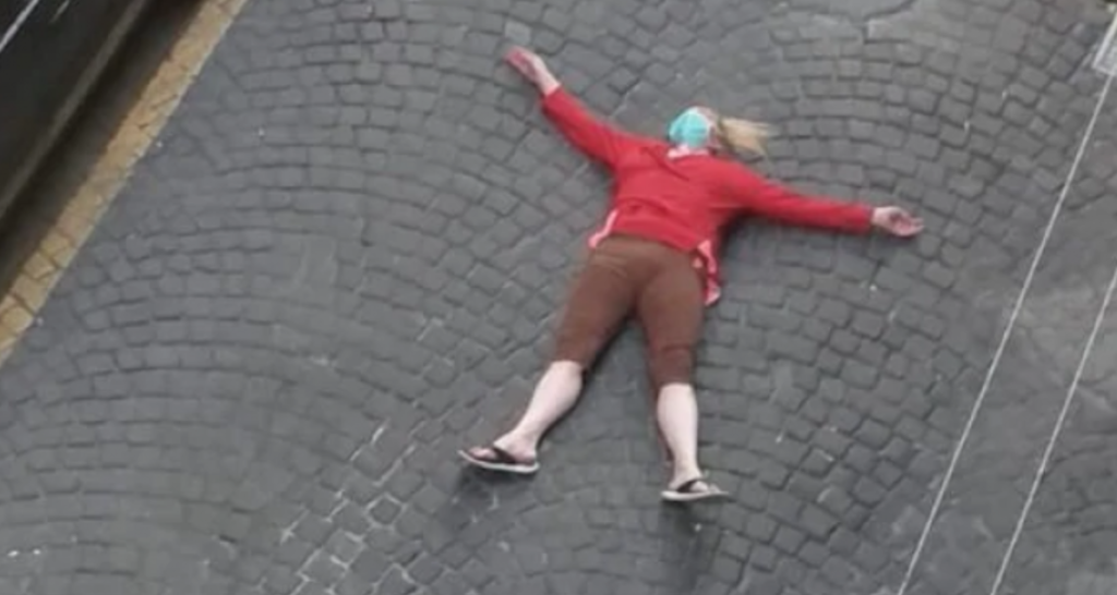 Napoli, donna si stende in strada e chiede aiuto per marito: "Ha il Coronavirus, salvatelo"