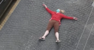 Napoli, donna si stende in strada e chiede aiuto per marito: "Ha il Coronavirus, salvatelo"