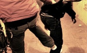 Salerno, lei lo tradisce: scoppia violenta lite tra marito e amante