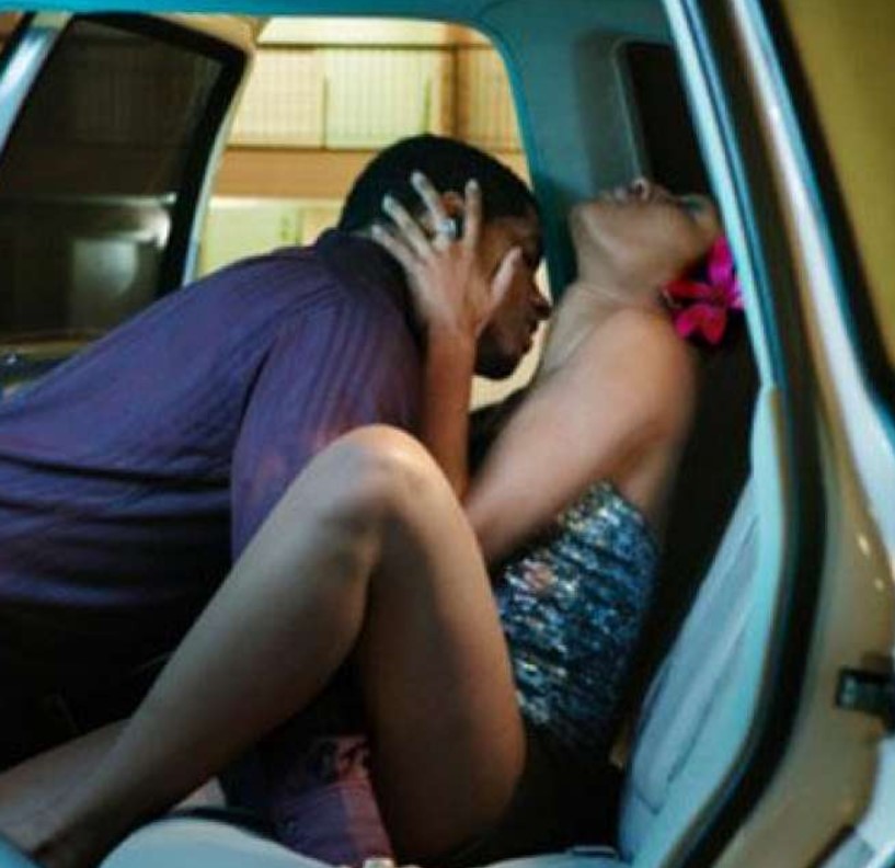 inuti di sesso e perversione. Due filmati amatoriali che riprendono le scene hard tra due amanti di Visciano, comune dell’hinterland nolano, terra che ospita il Santuario della Madonna, stanno facendo il giro della rete. I protagonisti del nuovo filmato hard sono due giovani, all’apparenza tranquilli, di Visciano: lei, sposata e moglie tutto casa e chiesa, lui, scapolo e giardiniere di professione. Ma c’è un altro aspetto della storia di sesso: gli incontri sono stati ripresi con il telefonino e utilizzati per ricattare la donna sposata. E’ scattata una denuncia alle forze dell’ordine che però non ha impedito che i filmati fossero divulgati. Sono due i video che ora circolano su cellulari e social: gli incontri avvengono di giorno e in auto. Lei, la “panterona” di Visciano come è stata ribattezzata, non sa di essere ripresa e si lascia andare a commenti e frasi hot durante il rapporto sessuale. Ora, però, quello che poteva essere un diversivo, uno scherzo estivo, rischia di avere, pesanti, conseguenze penali.