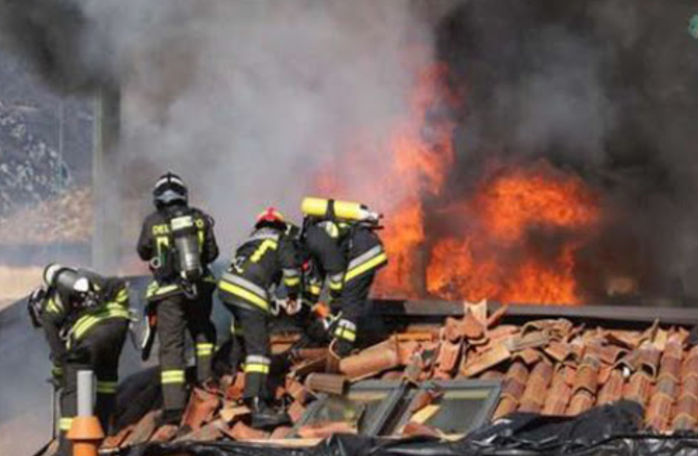 Follia a Napoli, perseguita la ex compagna e le incendia casa: arrestato