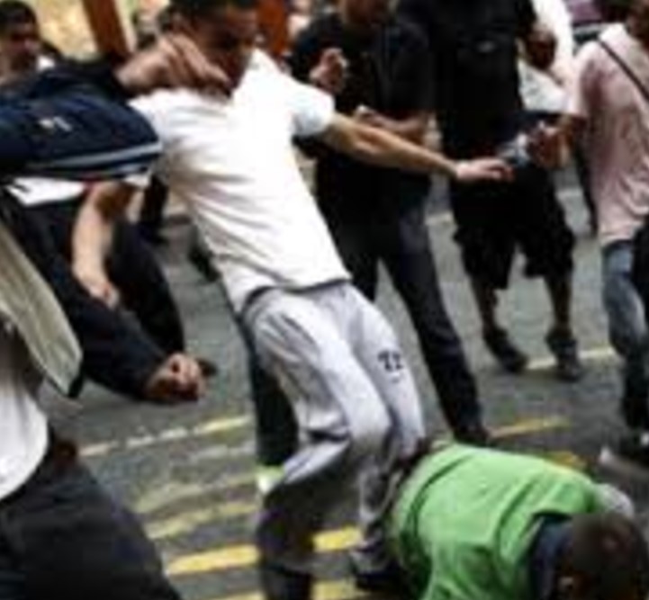 Maxi rissa per strada nel Casertano, carabinieri arrestano tre persone