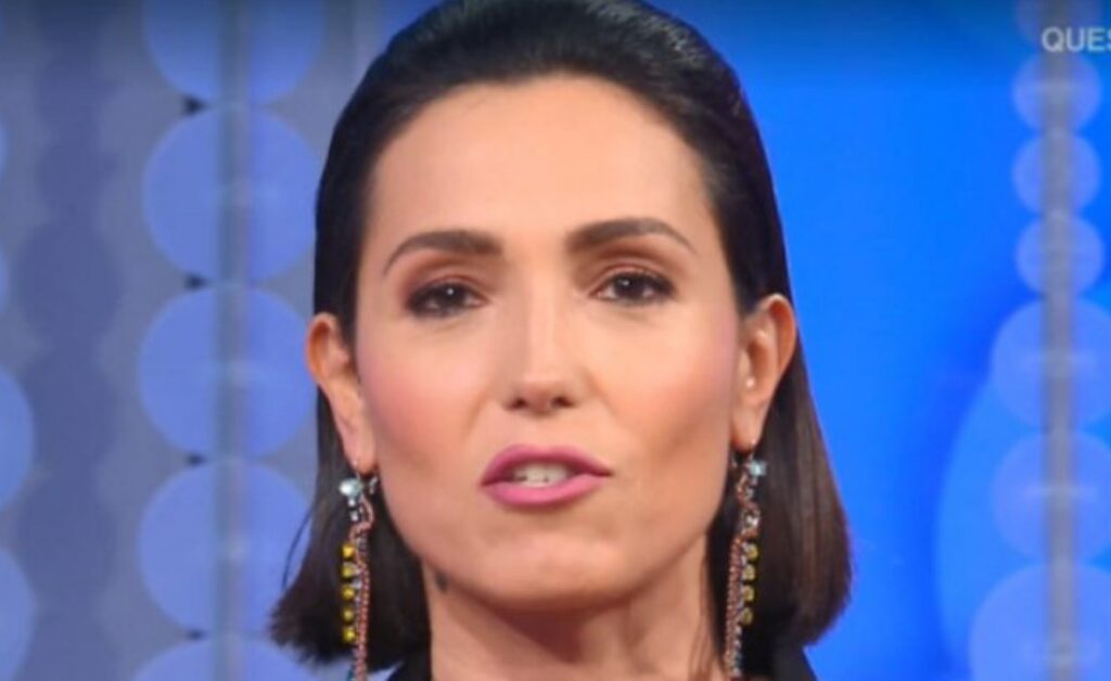 Striscia la Notizia "accusa" Caterina Balivo di essersi rifatta, risposta della conduttrice è immediata