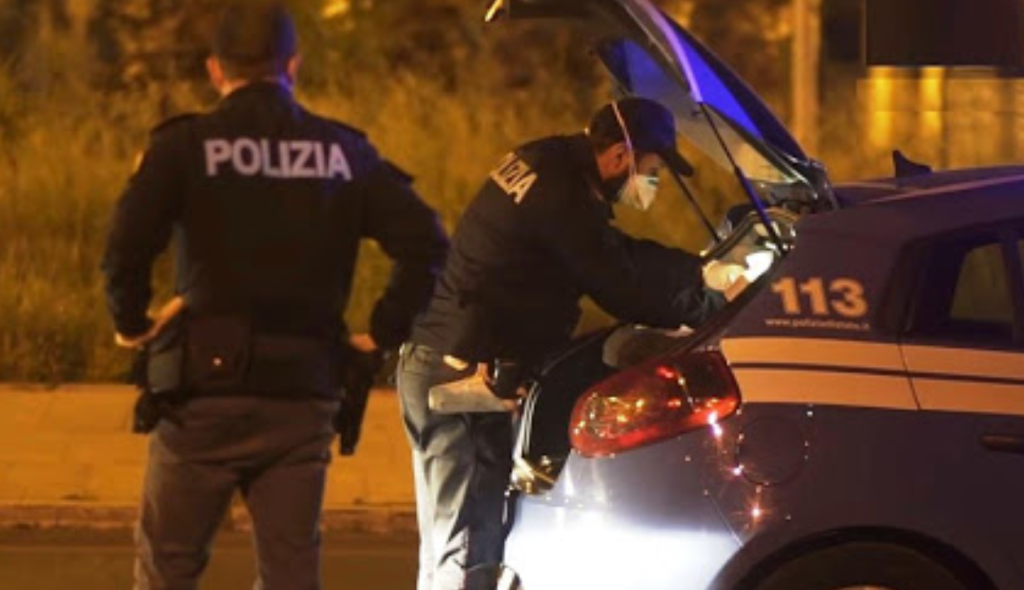 Napoli, riuniti in una chiesa a pregare nonostante i divieti: denunciate nove persone