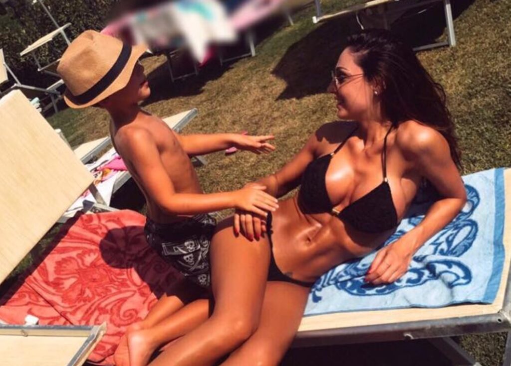 Anna Tatangelo in vacanza, foto in bikini manda in delirio i fan