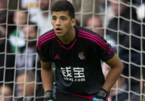 La Real Sociedad apre alla cessione di Geronimo Rulli. Secondo quanto riferito da Il Mattino, il presidente del club spagnolo sabato potrebbe tenere una conferenza stampa, infastidito dalle pressioni di Facundo Fraga, agente del portiere che spinge per l'addio. Per il Napoli è il momento di farsi sotto - si legge - perchè a San Sebastian se un giocatore mostra il mal di pancia, lo fanno partire, seppur alle loro cifre: Rulli è valutato 26mln di euro e da qui non si scende anche perchè il City direbbe no ad un prezzo diverso. Giuntoli è pronto ad alzare l'offerta, ma non oltre i 20mln di euro, forte della volontà del giocatore.