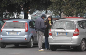 Invasione di parcheggiatori abusivi a Napoli: sono più dei vigili a lavoro
