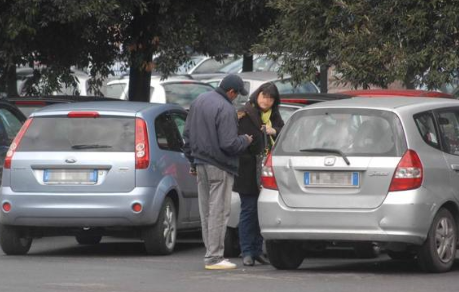Invasione di parcheggiatori abusivi a Napoli: sono più dei vigili a lavoro