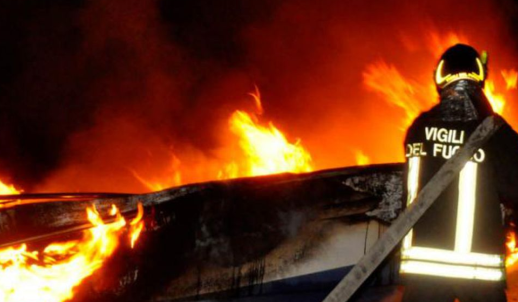 Lite tra fidanzati finisce male, lui esce di casa dopo averla aggredita e le brucia il portone di casa