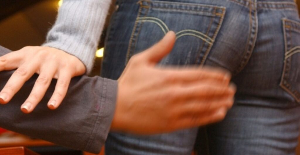 Vergogna sul treno Napoli-Caserta, uomo molesta sessualmente una donna