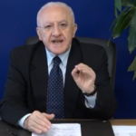 De Luca in diretta sulla fase 2: "Da oggi obbligo di mascherina per strada. Vedo troppa allegria in giro, è pericoloso"