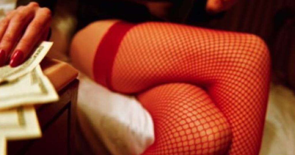 Blitz dei carabinieri a Varcaturo, scoperta casa del sesso con trans brasiliani