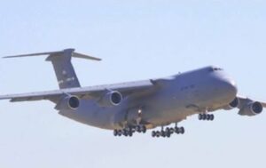 Napoli, aereo sorvola città a bassa quota: la paura dei residenti