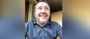 Diretta di Matteo Salvini interrotta dall'urlo di un vicino: "Smettila di dire stro***te"