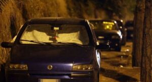 Avvistato nel Casertano stalcker di coppiette, prima le spia e poi le aggredisce: tam-tam in rete