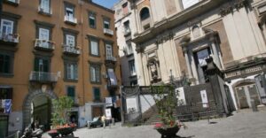 Dramma al centro storico, turista precipita dal balcone durante la notte e muore