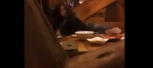 Coppia di amanti fa sesso al ristorante: ripresa tutta la scena