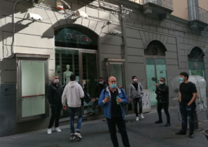 I commercianti di via Chiaia uniti in un appello alle istituzioni: "Il 18 non apriamo, servono aiuti"