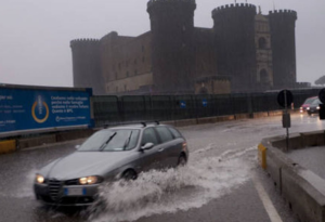 Previsioni meteo a Napoli, di nuovo pioggia in città: arrivano i temporali