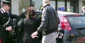 Casoria: donna minaccia i passanti, spintona una vecchietta e aggredisce i carabinieri che l'arrestano