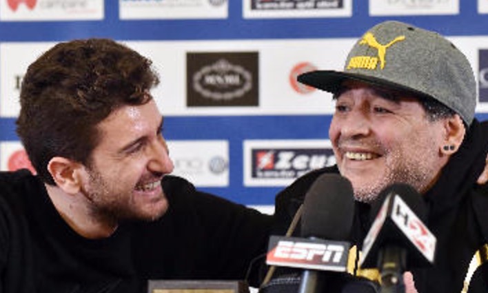 Festa per Maradona a piazza Plebiscito tra disorganizzazione e polemiche