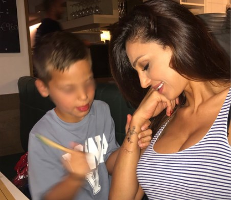 Anna Tatangelo, sui social la foto con il figlio. Ecco come dimenticare Gigi D'Alessio