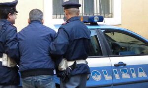 Napoli, padre violento allontanato dalla famiglia: minacciava moglie e figlio
