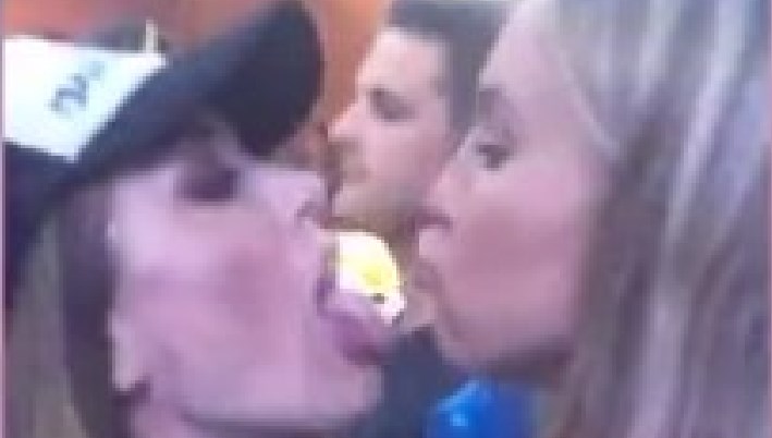 Lady Mertens in vacanza da sola bacia un'altra donna