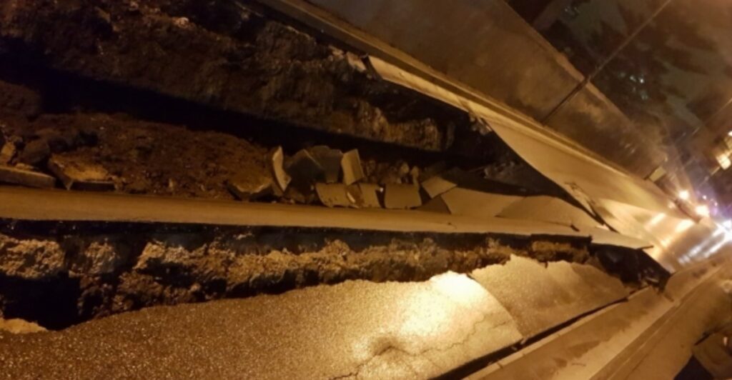 Maltempo in Campania, sprofonda strada a Giugliano: si apre voragine nel cuore della notte