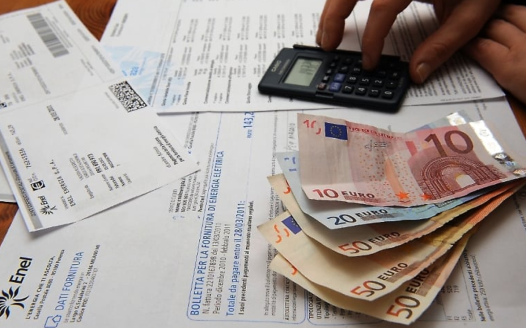 Calano le bollette di elettricità e gas, le famiglie risparmieranno quasi 200 euro all'anno