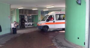 Tragedia ad Arzano, stava pulendo il condizionatore: precipita dal balcone e muore