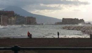 Forti temporali si abbattono su Napoli, allegamenti e traffico in città