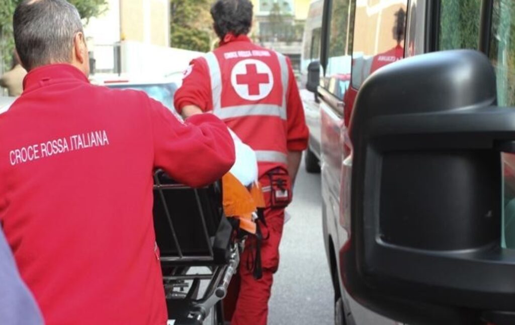 Paura in una scuola di Salerno, insegnante ha un malore davanti agli alunni