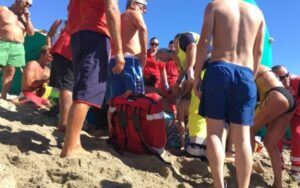 Tragedia ad Agropoli, si sente male in mare: è in coma