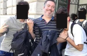 Prof. suicida, studenti all'esame di maturità con il lutto al braccio