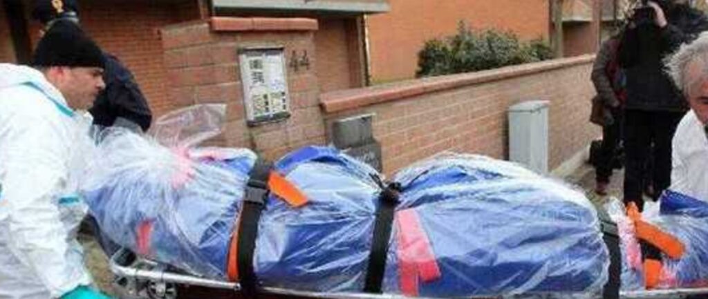 Mondragone, trovato uomo morto: aveva un paio di forbici conficcate nel petto