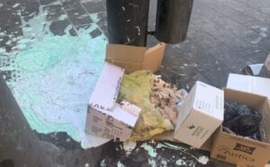 Sversata illegalmente vernice nei tombini, rischio ambientale e piazza imbrattata