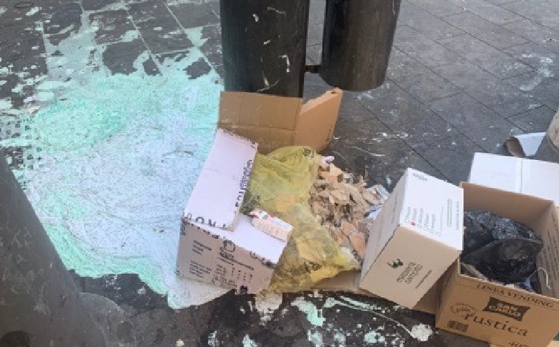 Sversata illegalmente vernice nei tombini, rischio ambientale e piazza imbrattata