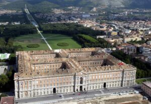 Donna si lancia da una finestra della Reggia di Caserta